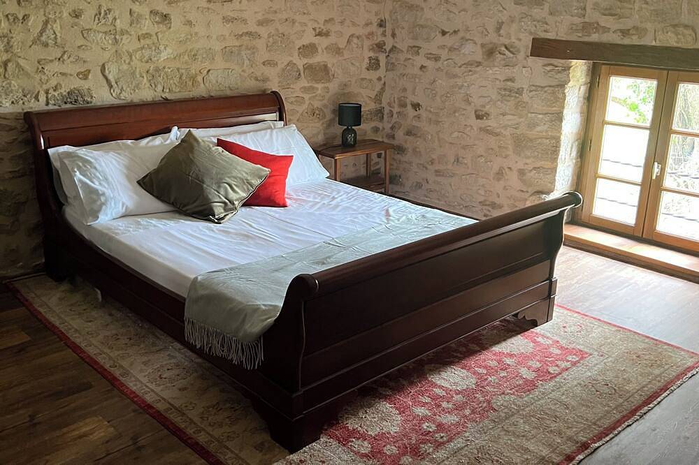 3 charming self-contained gites-beautiful pool & games room; ideal for families in Saint-Georges-de-Noisné, Deux-Sèvres