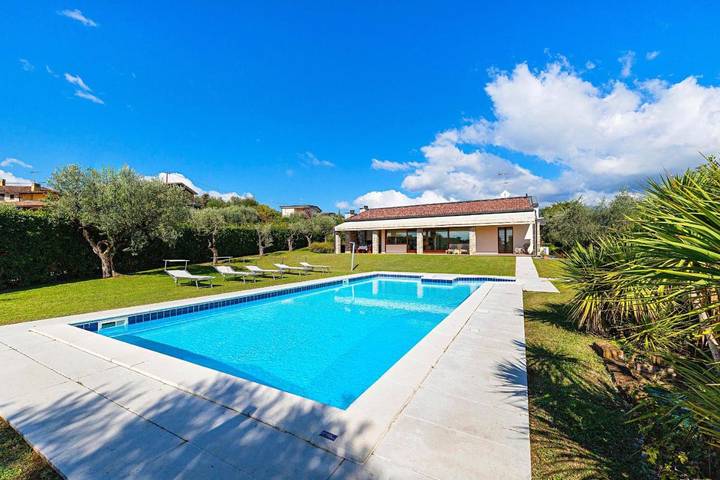 Villa per 10 persone, con giardino e piscina, con animali domestici a San Felice del Benaco