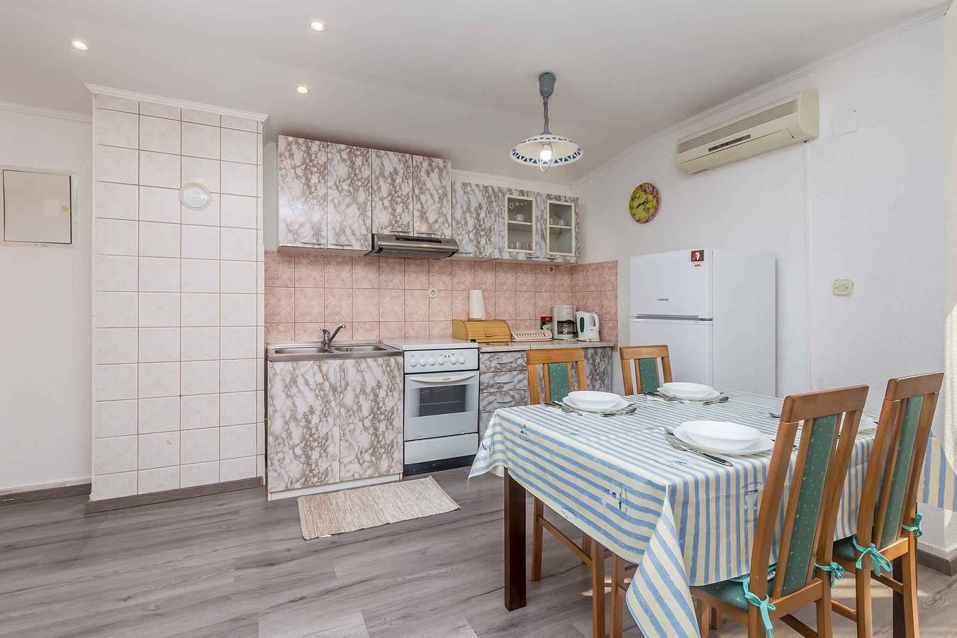 Ganze Ferienwohnung, Ferienwohnung mit Klimaanlage, 100 Meter vom Strand entfernt in Malinska-Dubašnica, Krk