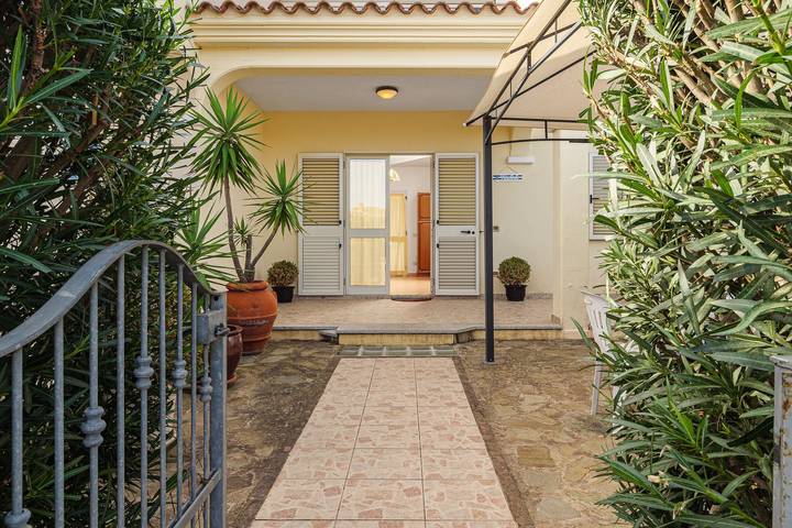 Entire apartment, Apartment 'Grazioso Appartamento San Teodoro' with Terrace, Wi-Fi and Air Conditioning in Suaredda-traversa, San Teodoro