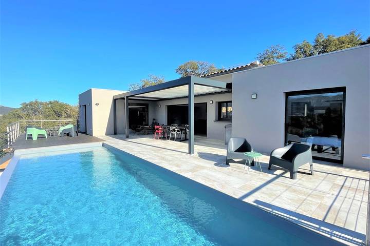 Villa pour 8 personnes, avec piscine ainsi que jardin et terrasse, adapté aux familles