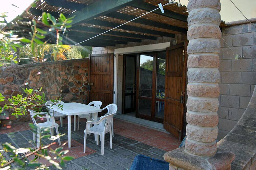 Entire apartment, Apartment with large veranda, San Antioco, 1000 meters from Cala Sapone in Mercuri, Sant'Antioco
