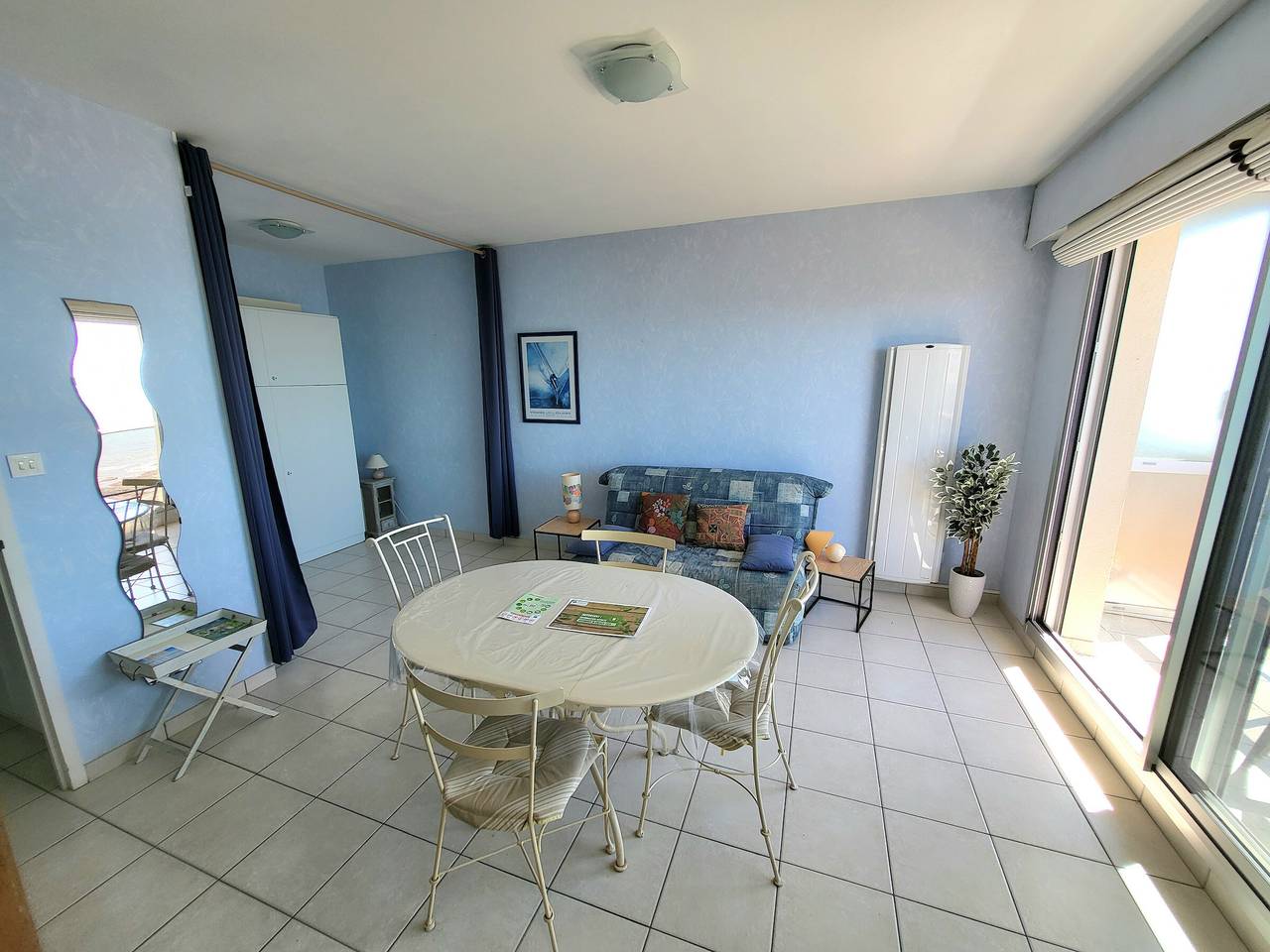 Apartamento entero, Encantador estudio con balcón, admite mascotas, aparcamiento privado, cerca de playa y comercios in Les Sables-d'Olonne, Vandea