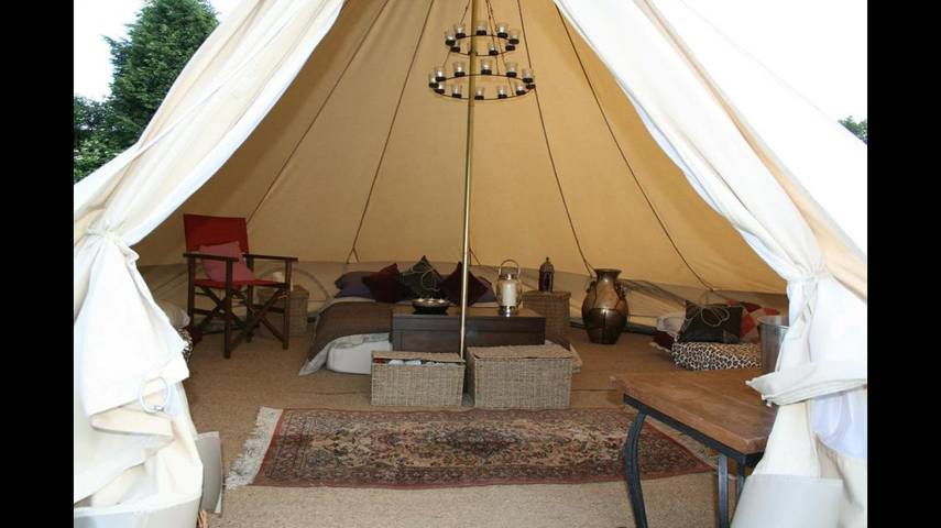 Glamping for 5 people, with Garden and View in Buckinghamshire