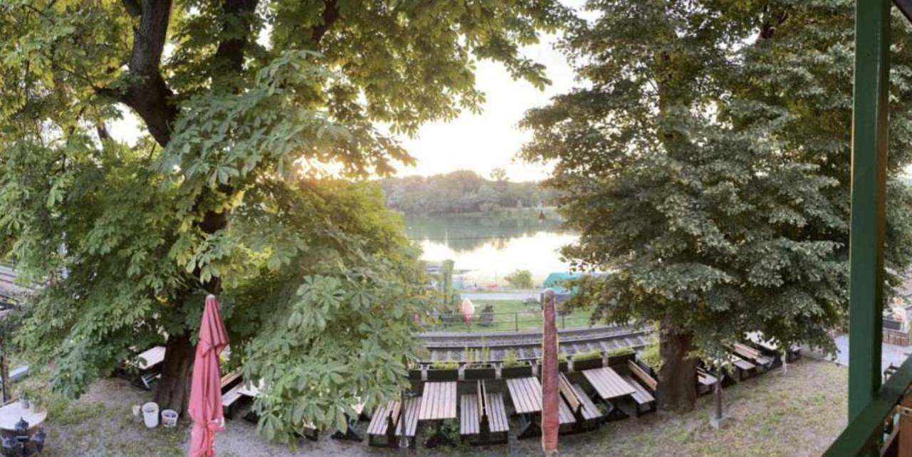 Ganze Ferienwohnung, Double Room with Lake View in Bezirk Tulln