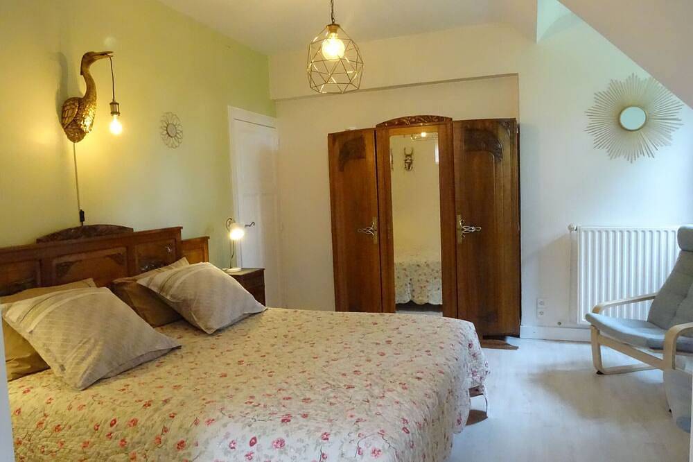 Chambre familiale avec Wi-Fi inclus, petit-déjeuner et espace convivial in Ligny-le-Ribault, Sologne