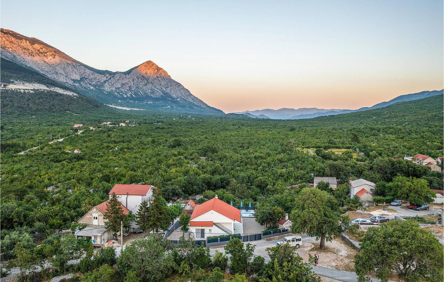 Geräumige 2-Zimmer-Wohnung mit Pool, Terrasse und WLAN in Rašćane, Makarska Riviera