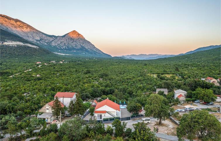 Geräumige 2-Zimmer-Wohnung mit Pool, Terrasse und WLAN in Rašćane, Makarska Riviera