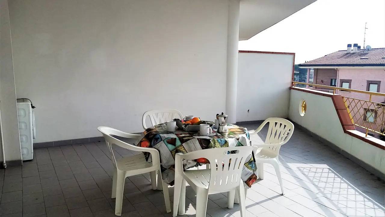 Appartamento intero, Appartamento vacanze per 7 persone con terrazza in Villa Rosa, Provincia di Teramo