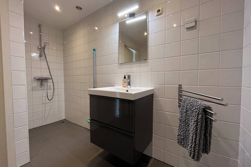 Ganze Wohnung, Kompaktes Apartment mit sonniger Terrasse, Toilette im Schlafzimmergeschoss. in Westfriesische Inseln