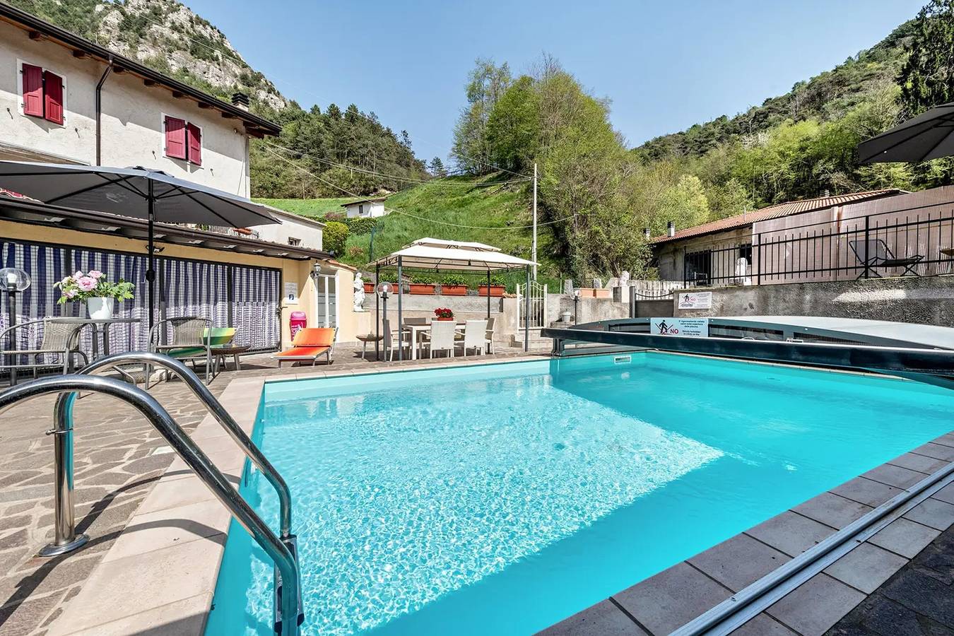 Appartamento intero, Appartamento 'Tatiana Flower' con vista sulle montagne, piscina in comune e Wi-Fi in Tremosine, Prealpi Gardesane