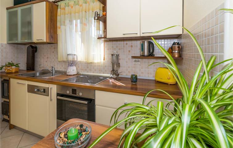 Ganze Ferienwohnung, Apartment am Meer mit Terrasse, WLAN und Parkplatz – 100 m bis zur Küste in Necujam, Solta