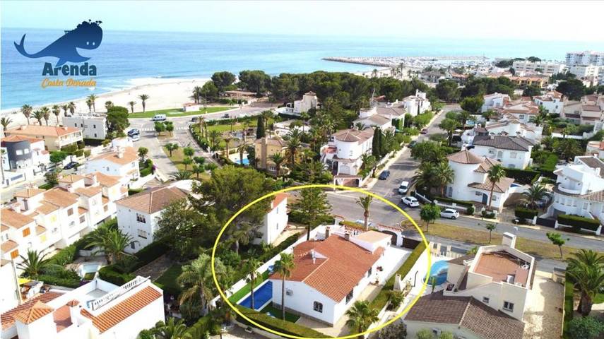 Chalet para 8 personas, con vistas además de piscina y jardín en Miami Playa