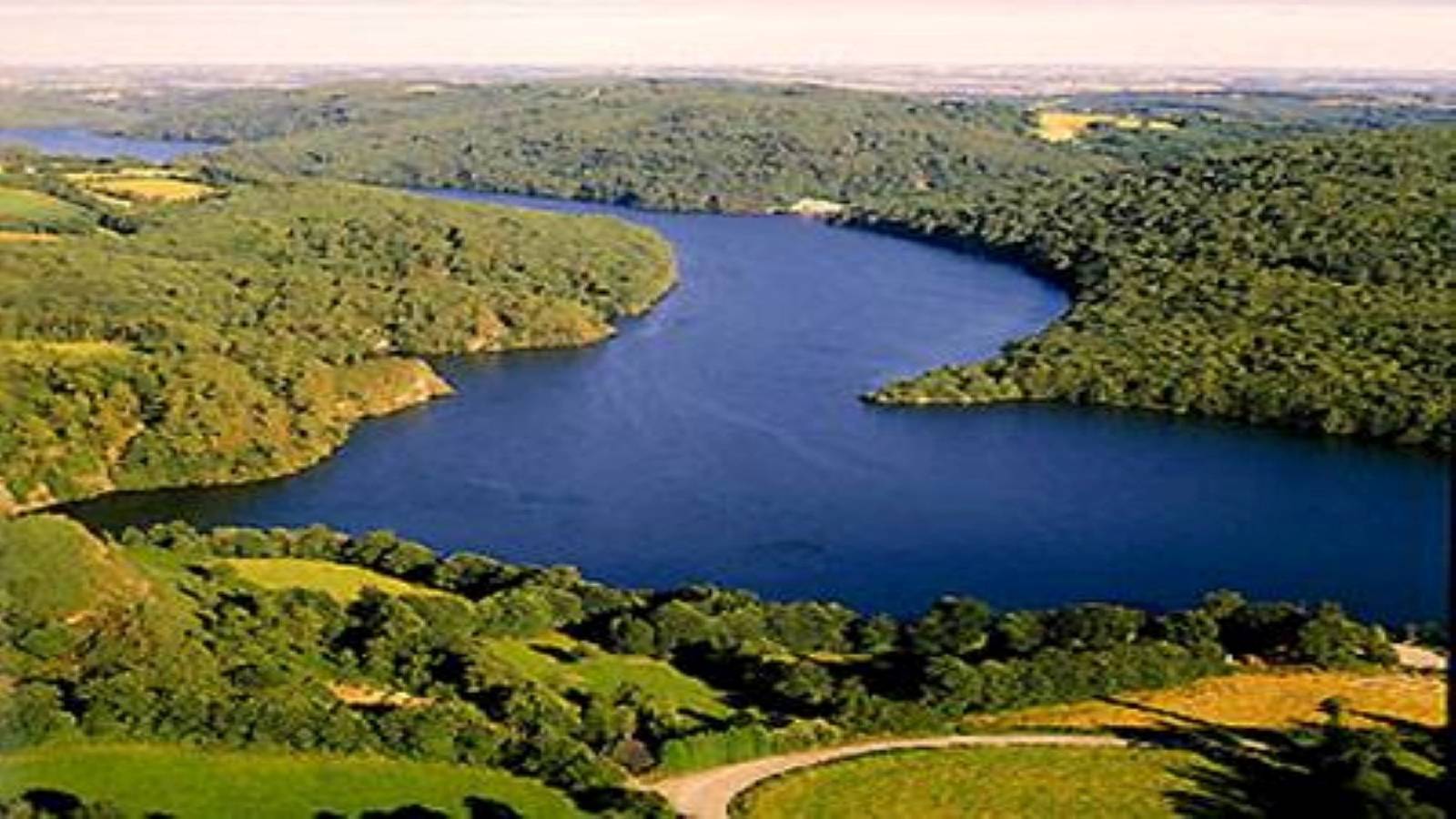 Lake Cottage in Caurel, Région de Guingamp