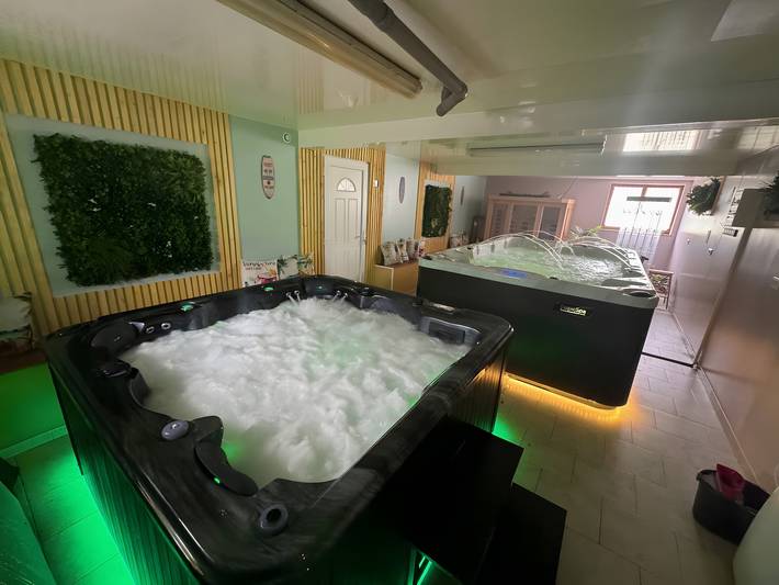 Vakantiehuis voor 15 personen, with sauna and whirlpool as well as tuin, kindvriendelijk in de Ardennen