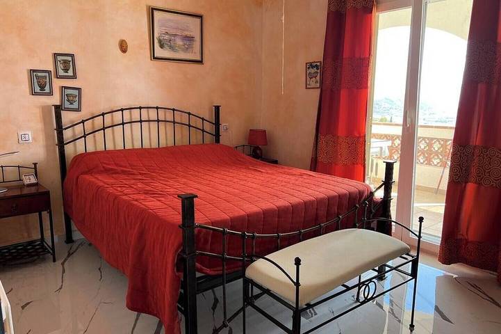 Entire apartment, Casa Mireilla - Apartment with perfect sea view & private pool in El Mas Fumats, Roses