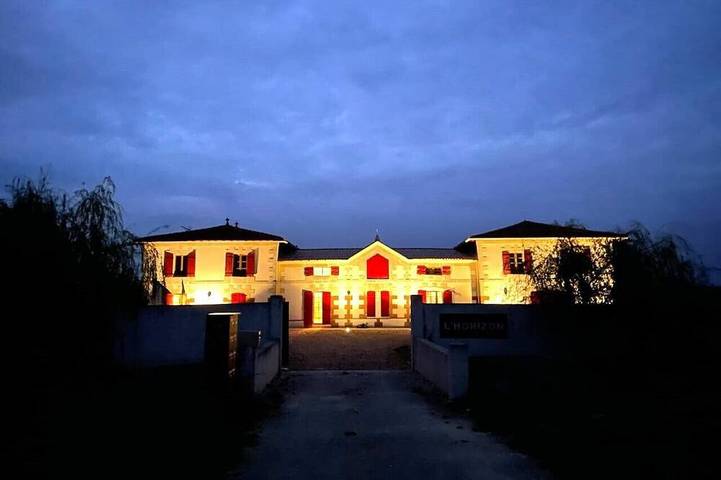 Gîte pour 90 personnes, avec jardin et jacuzzi à Saint-Sorlin-de-Conac