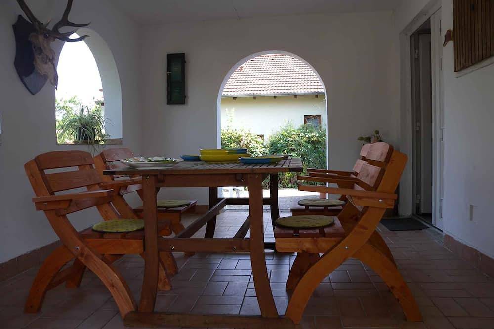 Ferienhaus mit überdachter Terrasse und Grill in Siofok, Siófok und Umgebung