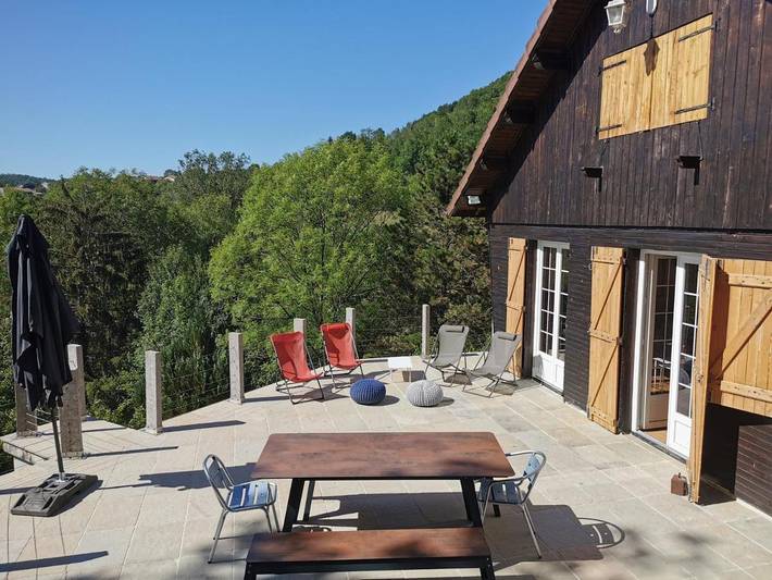 Location de vacances pour 8 personnes, avec Balcon et Terrasse ainsi que Jardin et Vue à Serrières-sur-Ain
