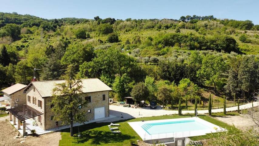 Appartamento per 7 persone, con giardino e panorama nonché piscina, adatto a famiglie con bambini in Ripatransone