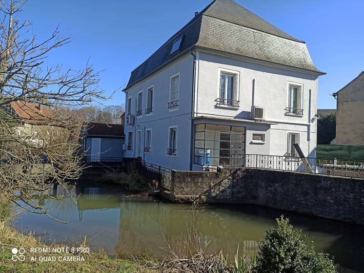 La Clouterie - Face au ruisseau, piscine privée in Remilly-Aillicourt, Ardennes