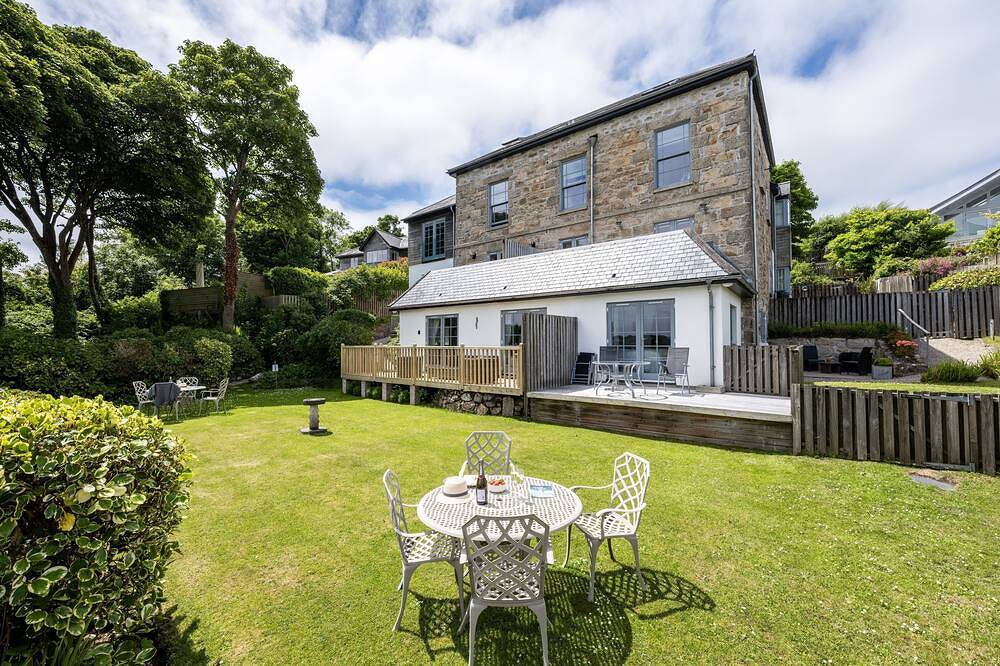 Entire apartment, A stunning apartment with breathtaking views, situated in a select development. in Carbis Bay, Cornwall