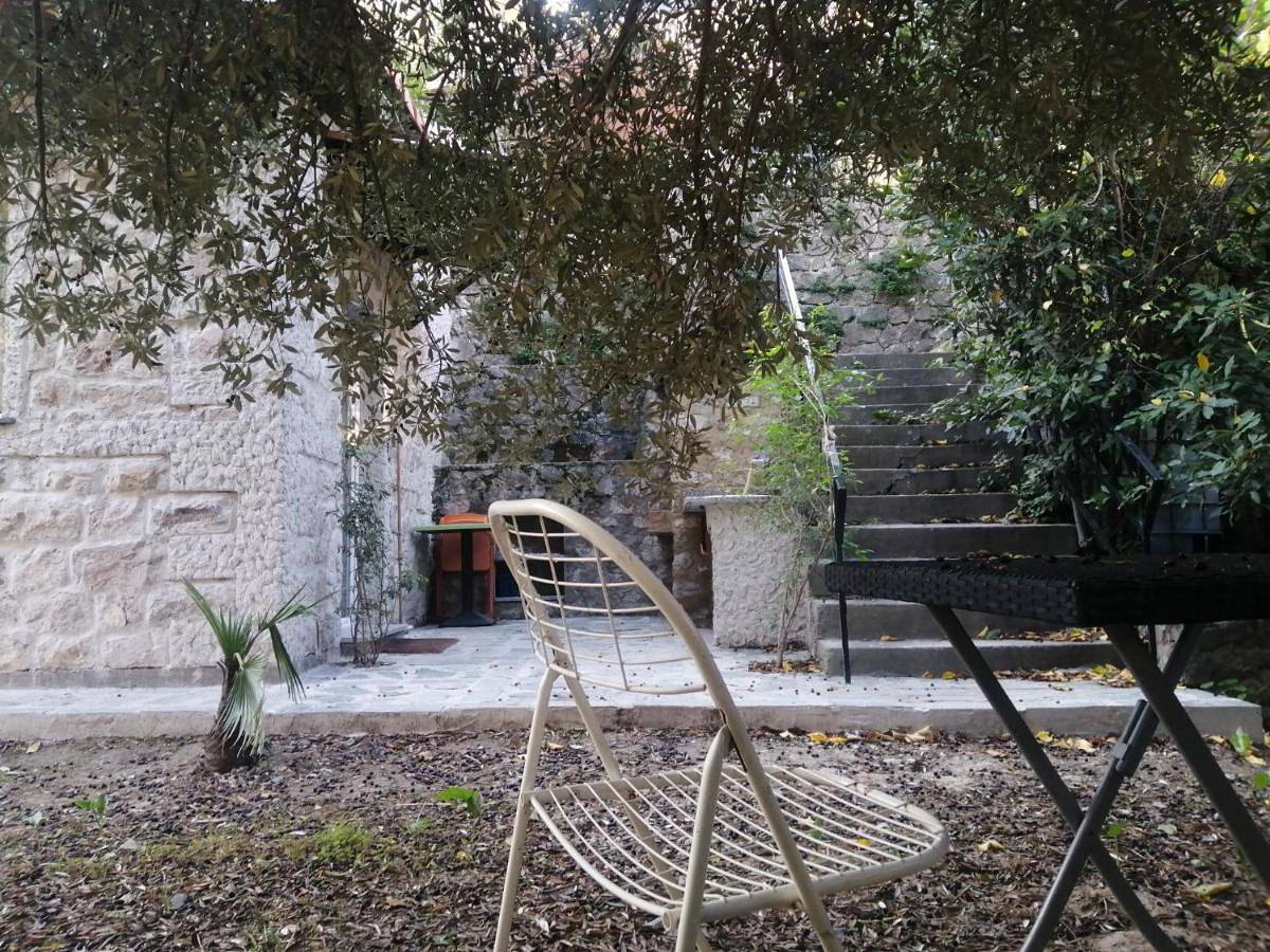 Emplacement idéal pour cette Maisonnette avec jardin et cuisine d'été in Roquebrune-Cap-Martin, Côte méditerranéenne (France)