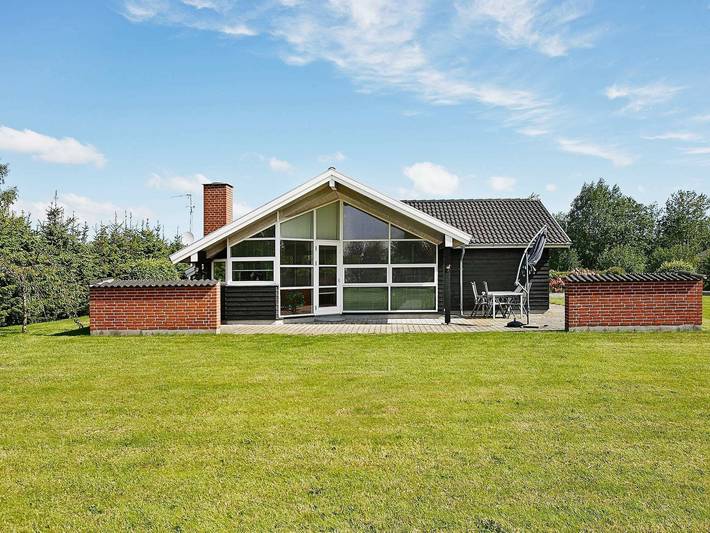 Ferieudlejning for 6 personer, med Terrasse og Have i Egense