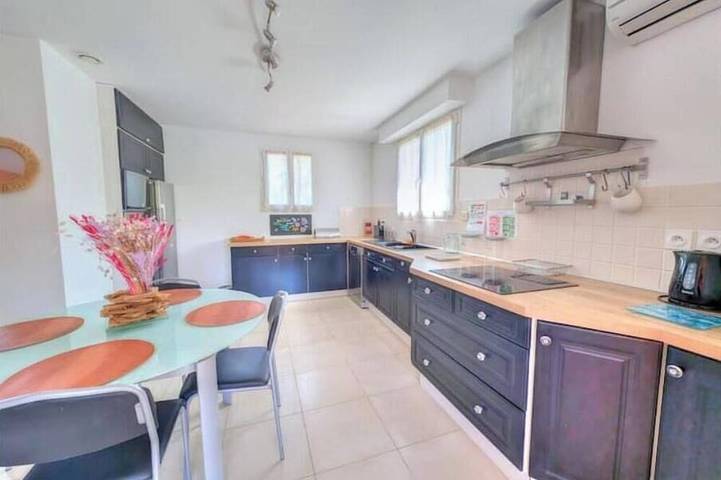 2-bedroom apartment with terrace, pool and jacuzzi near the center in Le Cannet-des-Maures, Draguignan Region
