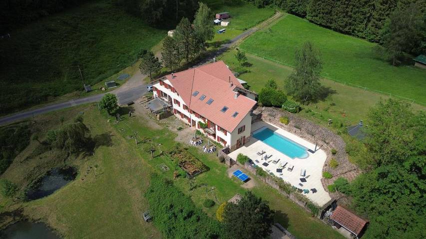 Hôtel pour 6 personnes, avec jacuzzi et piscine ainsi que sauna et jardin, animaux acceptés