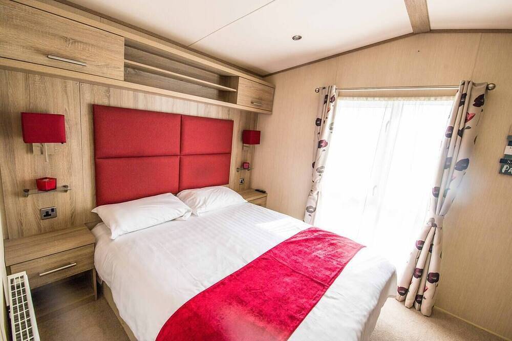 River Lodge Platinum Plus Holiday Home with Views, Decking, Wifi and Netflix in Camber, Sussex Oriental