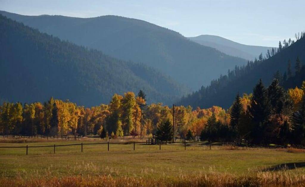 Sägewerkskabine, eine Montana Rock Creek Kabine in Granite County