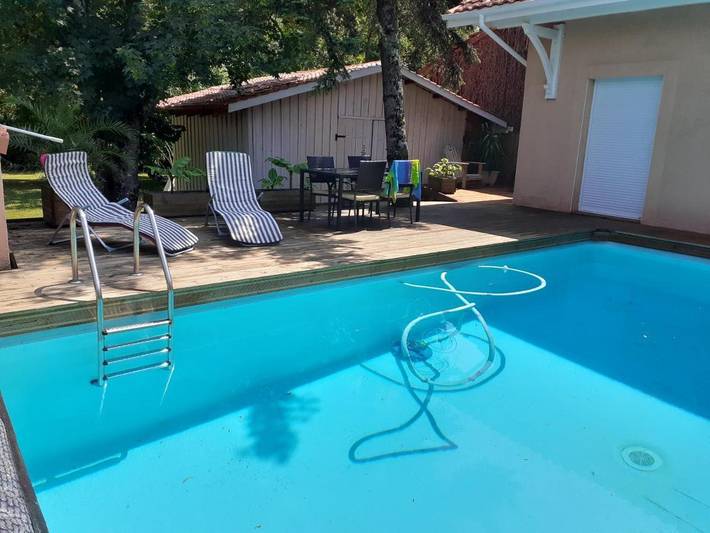 Location de vacances pour 8 personnes, avec Terrasse ainsi que Jardin et Piscine à Castelnau-de-Médoc