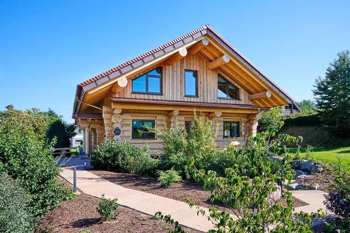 Chalet für 8 Personen, mit Whirlpool und Terrasse sowie Garten und Pool in Heitersheim