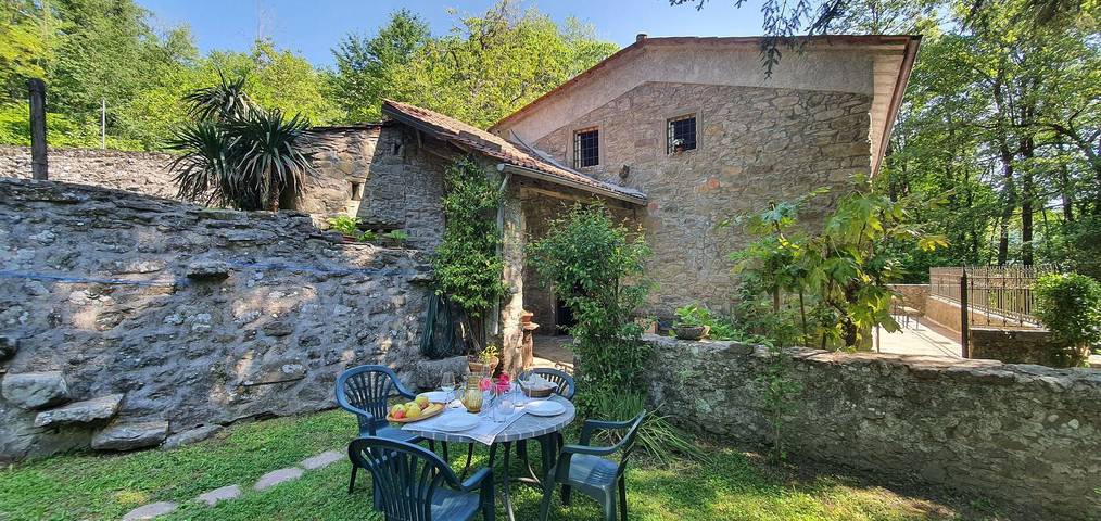 Agriturismo per 7 persone, con Terrazza e Piscina in Provincia di Lucca