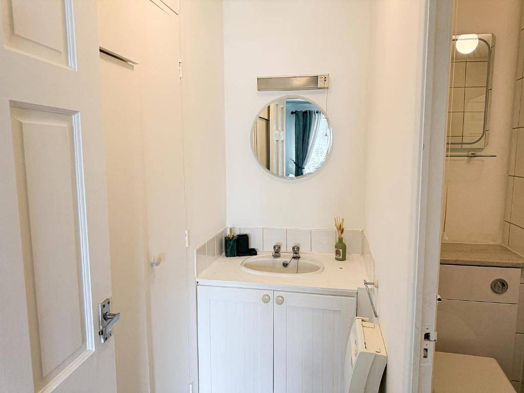 Entire holiday apartment, 1 bed - Sleeps 4 - Free Parking & Wifi in Surrey