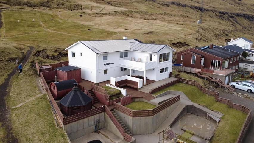 Ferienhaus für 14 Personen, mit Balkon und Whirlpool sowie Terrasse und Garten in Färöer