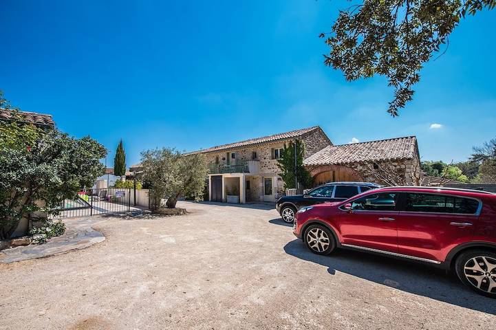 Gîte avec jacuzzi privatif dans un mas provençal in Allègre-les-Fumades, Région d'Alès