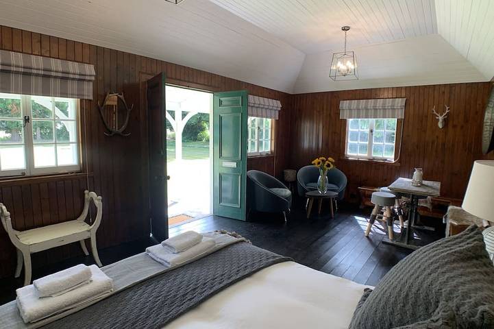 Couples Unique Getaway: The Bowling Club , Rural and Funky in Perthshire