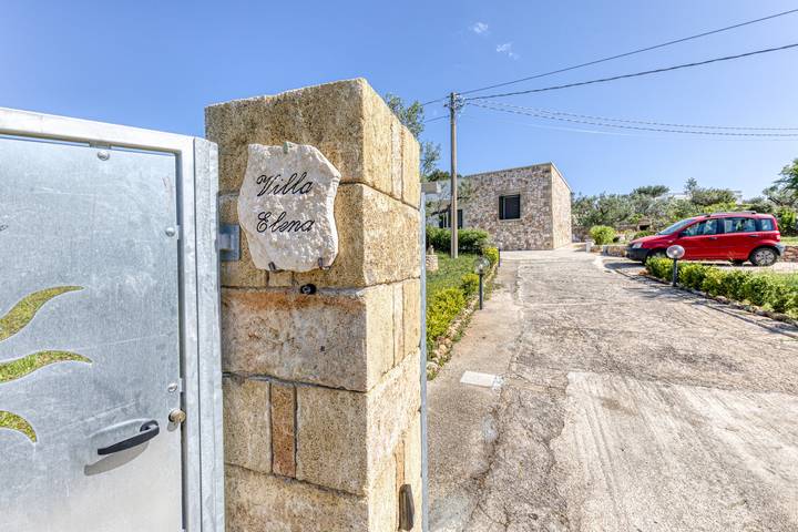 Villa Elena con vista mare, Wi-Fi e aria condizionata in Salve, Golfo di Taranto