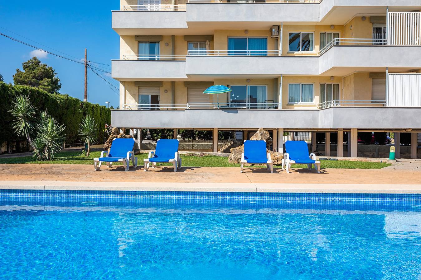 Entire apartment, Veleta Apartment with Sea Views, Shared Pool, Terrace, and Wi-Fi in Port de Pollença, Pollença