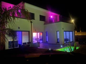 Cottage pour 10 personnes, avec piscine ainsi que jardin et jacuzzi à Villetelle
