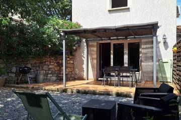 Gîte pour 4 personnes, avec terrasse et jardin à Saint-Alban-Auriolles
