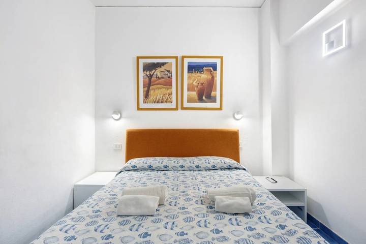 La Vesuviana – Superior Room 3 with Balcony, Wi-Fi, and Air Conditioning in Castellammare di Stabia, Sorrento Coast