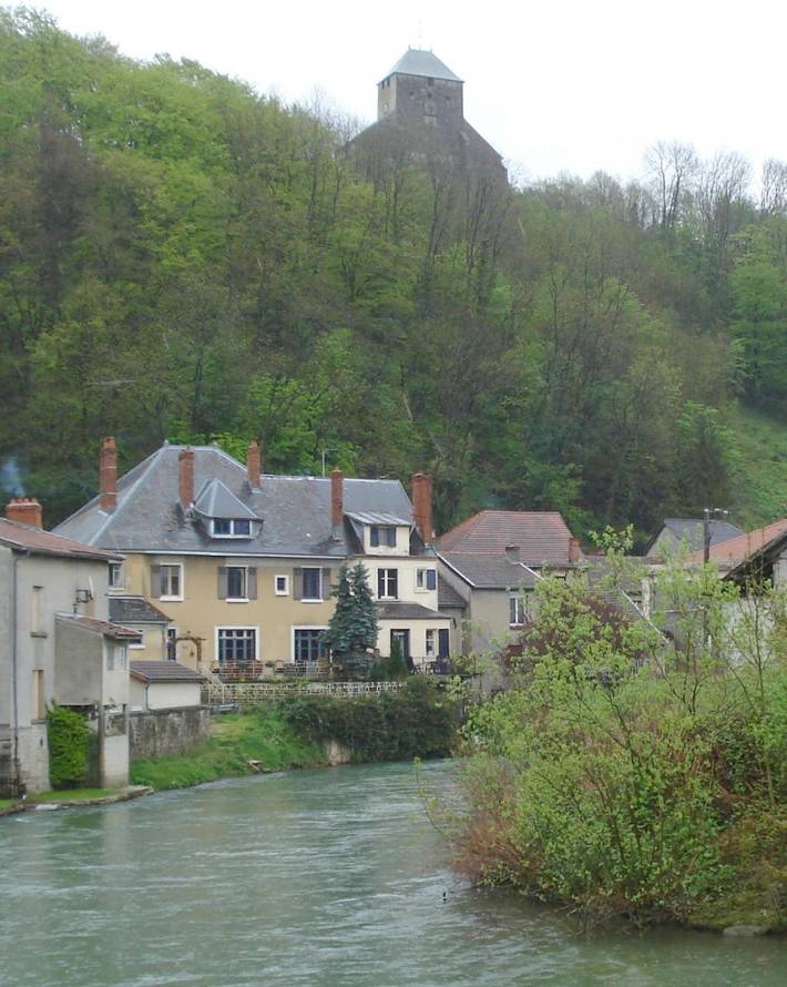 Chambre d’hôte pour 2 personnes, avec Terrasse ainsi que Jardin et Vue à Chauvency-le-Château