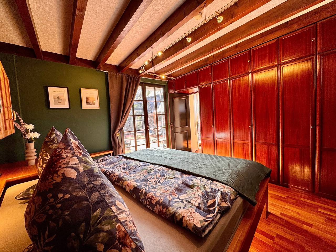 Ferienhaus „Rooftop unter der Burg“ mit privater Terrasse, Garten und Wlan in Schönecken, Eifelkreis Bitburg-Prüm