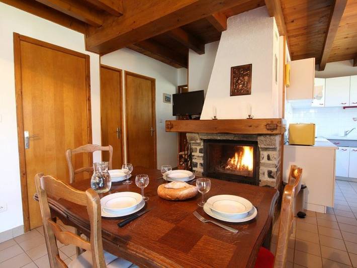 **Meygal: gîte au cœur du bois avec terrasse et cheminée, proche du Lac Bleu** in Champclause, Mézenc