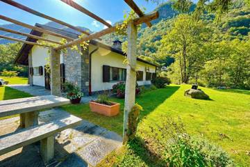 Chalet für 6 Personen in Cugnasco-Gerra, Lepontinische Alpen, Bild 1