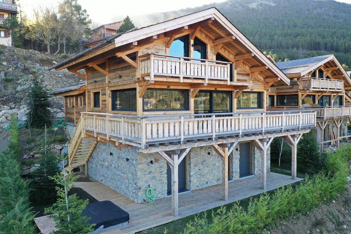 Chalet pour 14 personnes, avec balcon ainsi que jacuzzi et sauna dans les Pyrénées