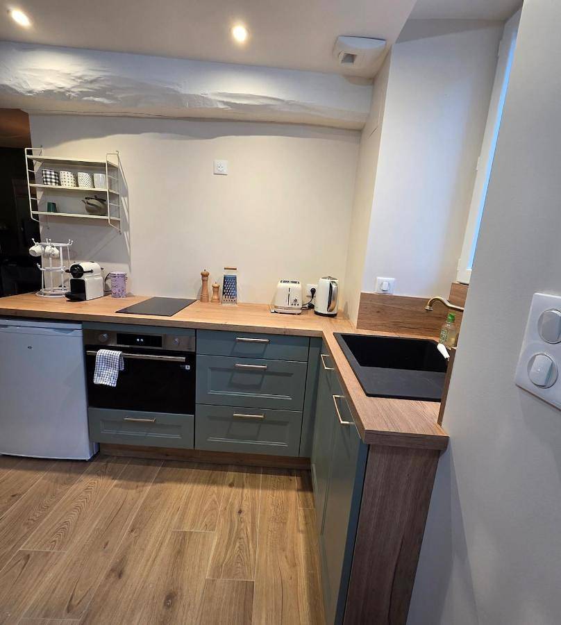 Appartement entier, La Petite Preuse, un Petit Chablis avec jacuzzi in Fontenay-près-Chablis, Région d'Auxerre